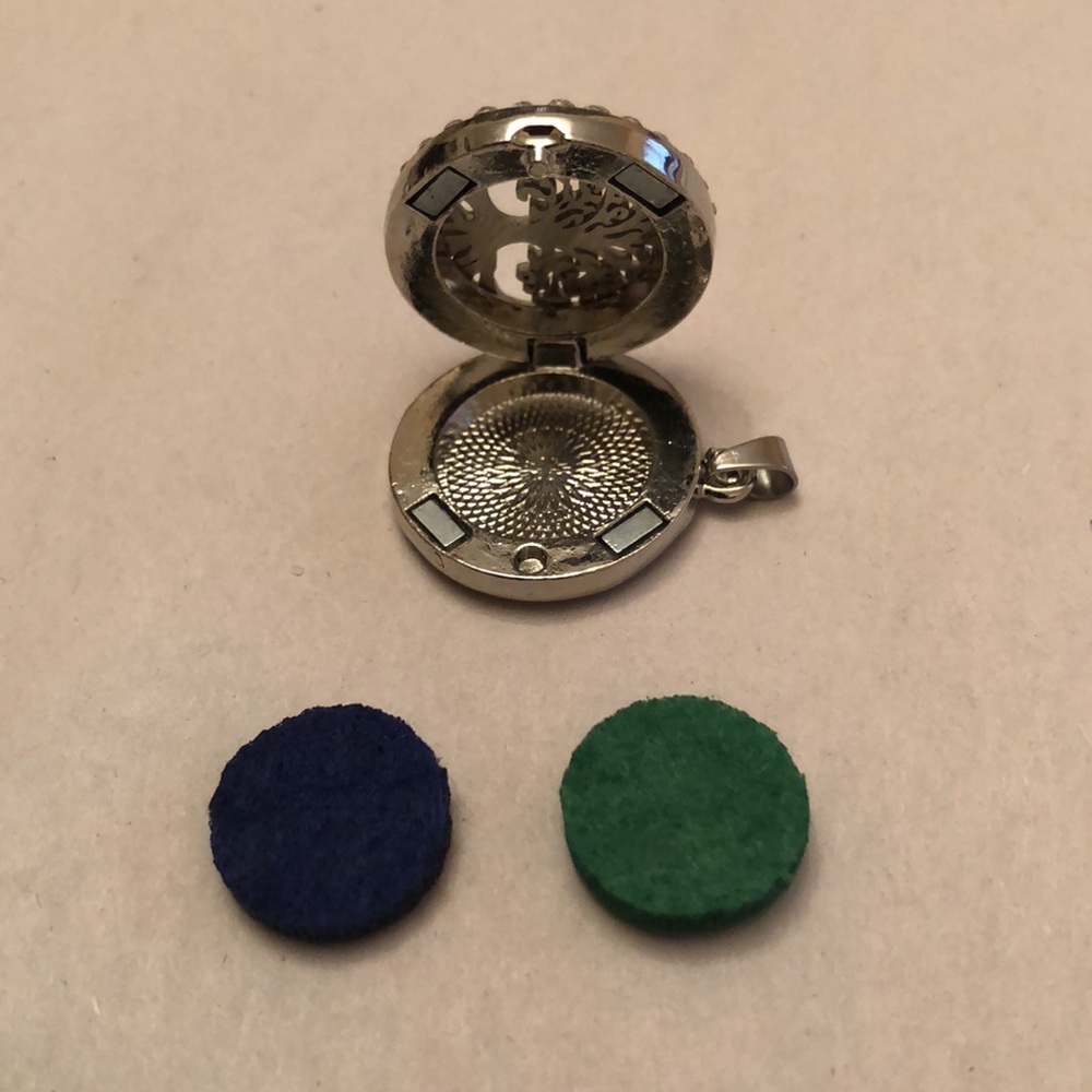 TREE OF LIFE Aromatherapy Pendant, Necklace & Extra Diffuser Tab - Picture 6 of 9